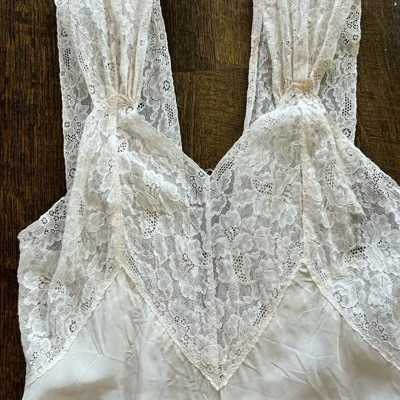 Vintage Women’s Cream colored Nightgown/Slip. Size Small
